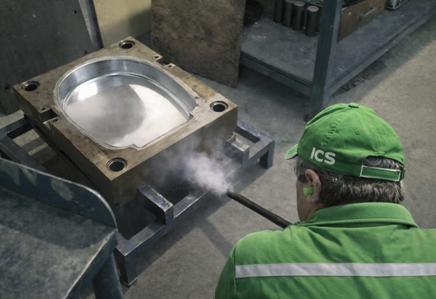 PLASTIKÁRSKY PRIEMYSEL